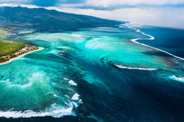 La vista desde la vista de pájaro del arrecife de coral cerca de la montaña Le Morne Brabant