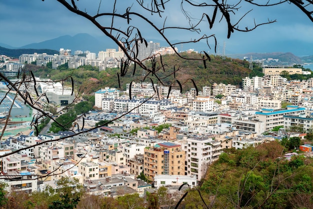 Vista a vista de pájaro de la ciudad antigua de Sanyas junto al mar