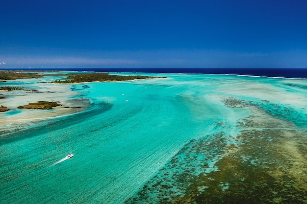 La vista desde la vista de pájaro en la costa de Mauricio.