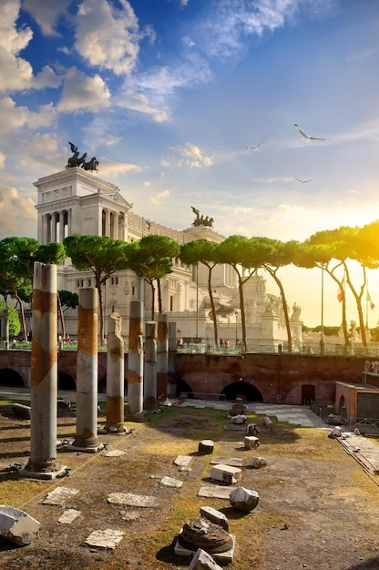 Vista de Vittoriano desde el Foro de la plaza de Trajano en Roma, Italia