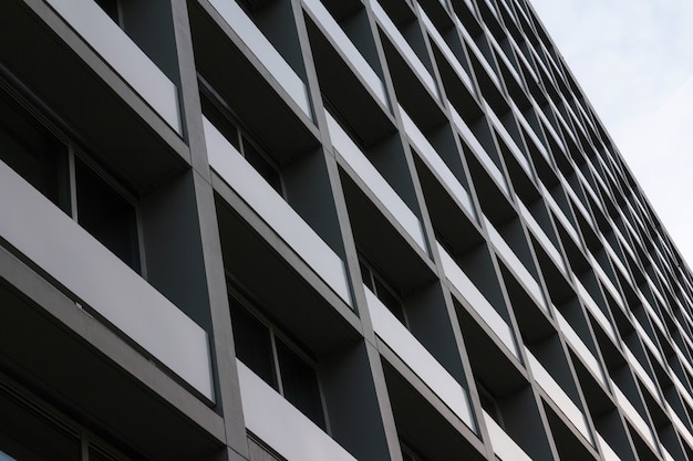 Vista de viviendas municipales. Exterior de edificio complejo en la ciudad. Ambiente urbano