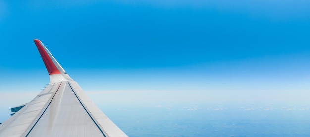 Vista voando e viajando da janela do avião na imagem da asa para adicionar mensagem de texto ou site de quadro conceito de viagem cópia espaço amplo banner