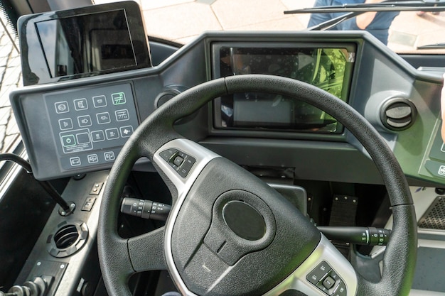 Vista del volante y el salpicadero de un nuevo autobús moderno Transporte público urbano Hay muchos botones y dispositivos electrónicos diferentes en la cabina del coche