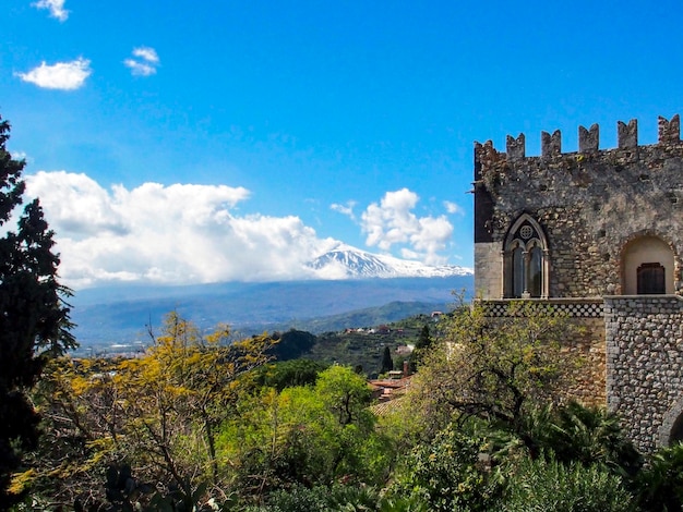 Vista del volcán Etna desde un mirador en la ciudad de Taormina Sicilia