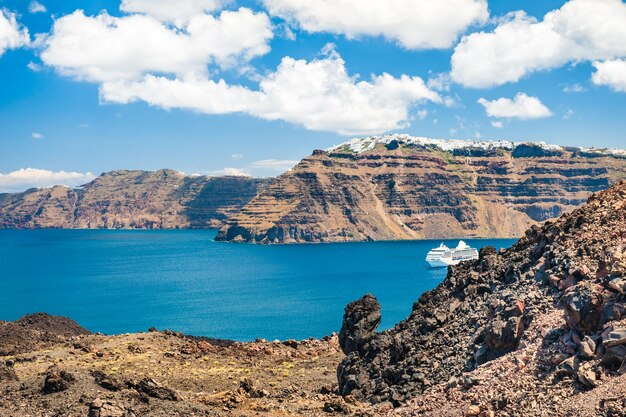 Vista desde el volcán de la isla de Santorini, Grecia. Hermoso paisaje con vista al mar.