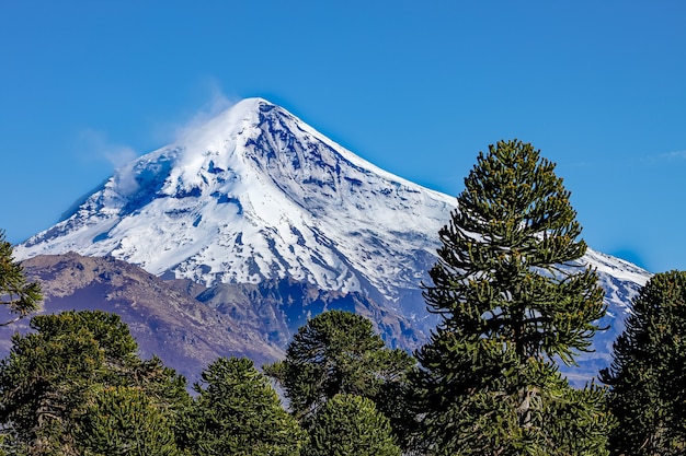 Vista del volcán Lanín desde la carretera al lago Tromen en Neuquén, Argentina.