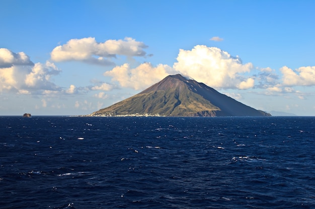 Foto vista del volcán stromboli sobre el mar