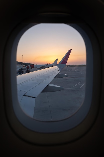 vista desde el vuelo interior y vista del aeropuerto y los aviones