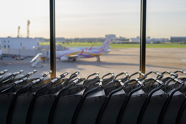 Vista de Windows desde el aeropuerto internacional, gente vacía debido a la pandemia de COVID-19