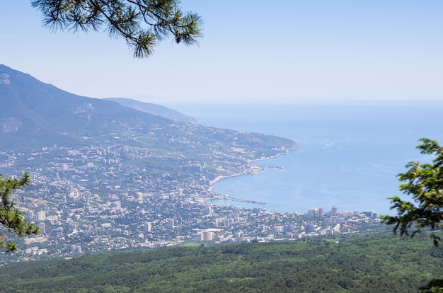 Vista de Yalta y el Mar Negro desde el monte AiPetri