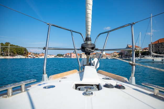 Vista desde el yate del paisaje urbano de Stari Grad en Croacia