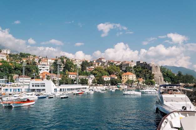 Vista desde el yate en el puerto a herceg novi yates y barcos amarrados en el mar en el backgro ...