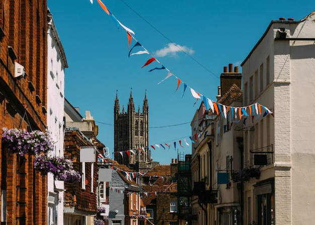 Vista de yuxtaposición de la catedral gótica de Canterbury, uno de los sitios cristianos más antiguos e importantes de Inglaterra