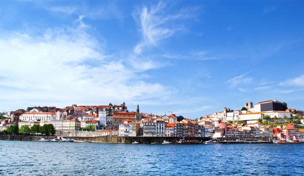 Vista de la zona histórica de la ciudad de Oporto desde el horizonte de Ribeira de Gaia de Oporto