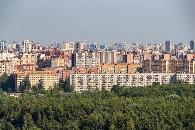 Vista de una zona residencial para dormir entre el parque de la ciudad de San Petersburgo, Rusia