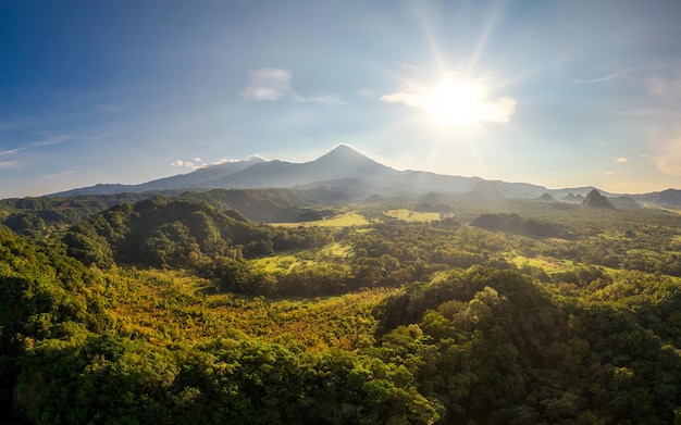 Foto vista de la zona del volcán de colima en colima, méxico