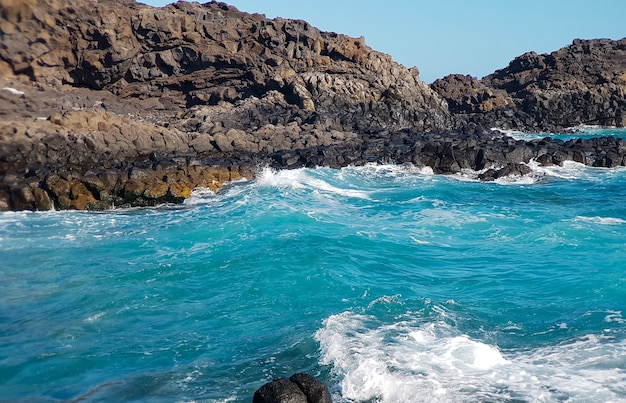 Vista desde el zumbido de las olas del mar y la costa rocosa, islas canarias