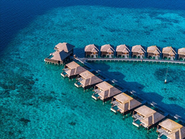 Vistas aéreas del atolón gaafu dhaalu y la isla de maguhdhuvaa de las Maldivas