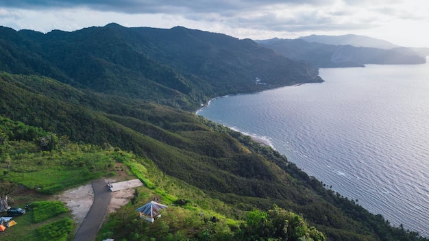 Vistas aéreas de montanhas e colinas exóticas