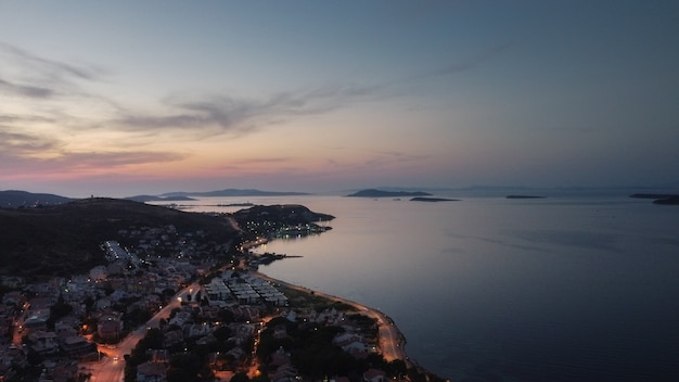 Vistas aéreas de uma pequena cidade marítima de urla izmir. foto de alta qualidade