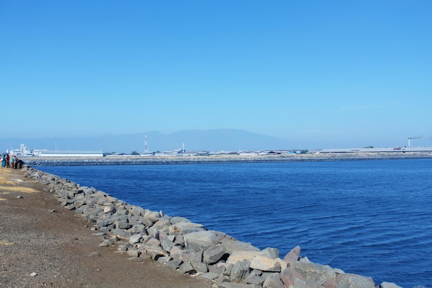 Vistas del agua del mar y las montañas y un tranquilo puerto