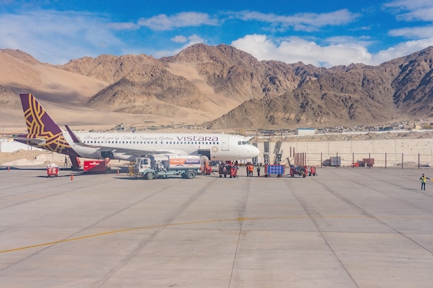 Con vistas al aeropuerto, en la fría región desértica de alta montaña en el Himalaya.