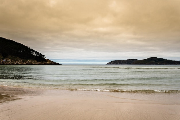 Vistas al atardecer de una tranquila playa de Galicia.