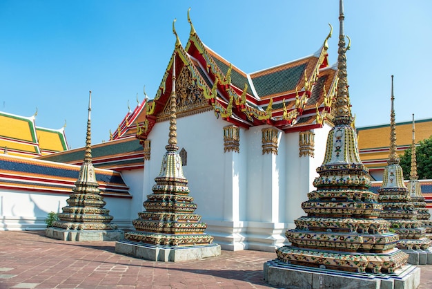 Vistas al chedi del Templo del Buda Reclinado o Wat Pho complejo Bangkok Thailand