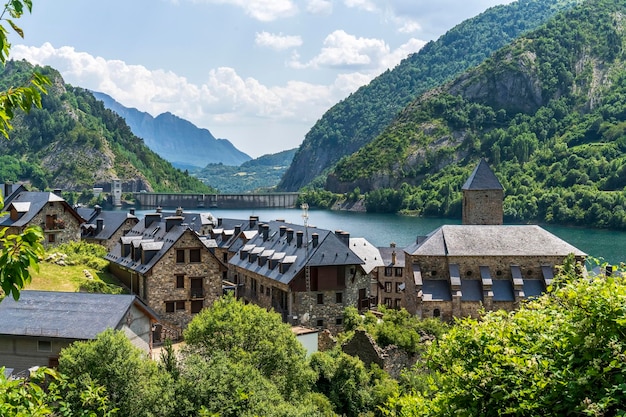 Foto vistas al embalse de lanuza sallent de gallego y pueblo de formigal