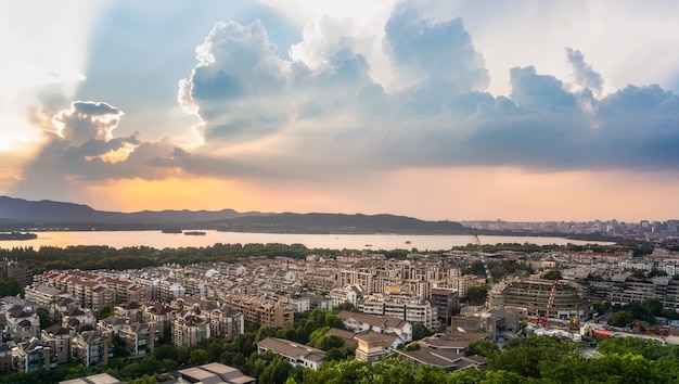 Con vistas al lago del oeste de Hangzhou bajo el sol poniente