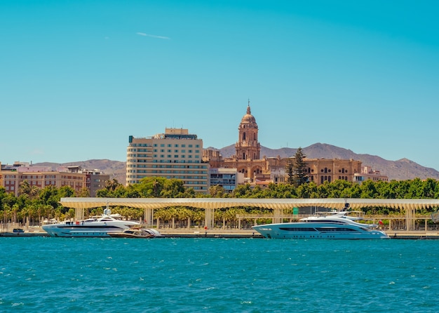 Vistas al mar y paseo marítimo del puerto de Málaga en verano.