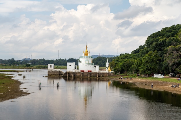 Vistas al monasterio en el lago Taungthaman desde el puente U-bein cerca de Amarapura en Myanmar (Birmania)