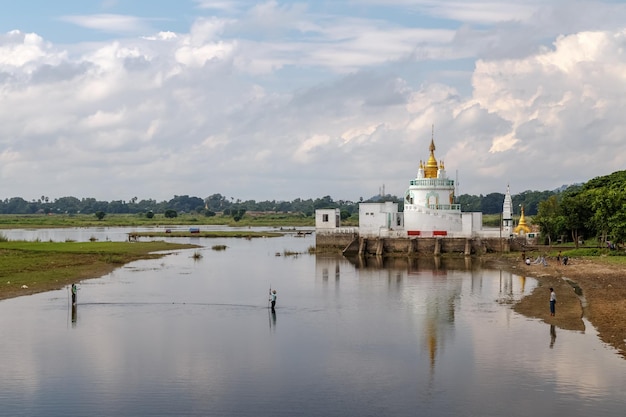 Vistas al monasterio en el lago Taungthaman desde el puente Ubein cerca de Amarapura en Myanmar Birmania
