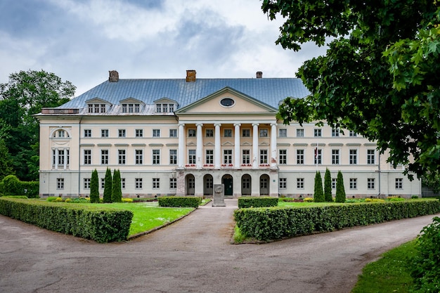 Foto vistas al palacio kazdanga construido en el estilo clásico tardío letonia báltico