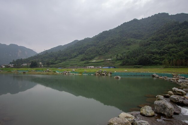 Con vistas al río de montaña en Sichuan, China