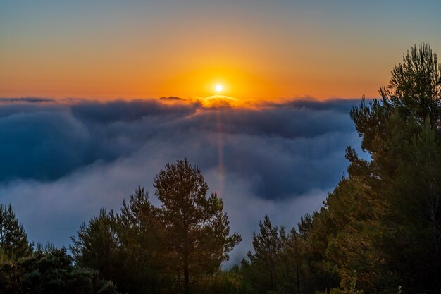 Foto vistas del amanecer desde la montaña de montcabrer en un día con nubes, cocentaina.