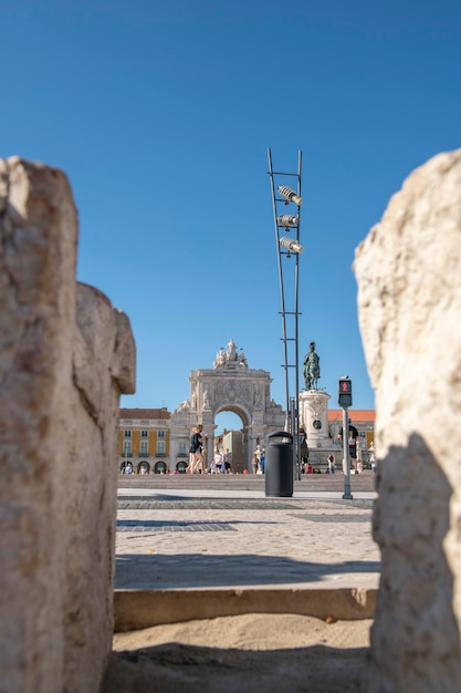 Vistas de un arco y de la plaza comercial de Lisboa en Portugal