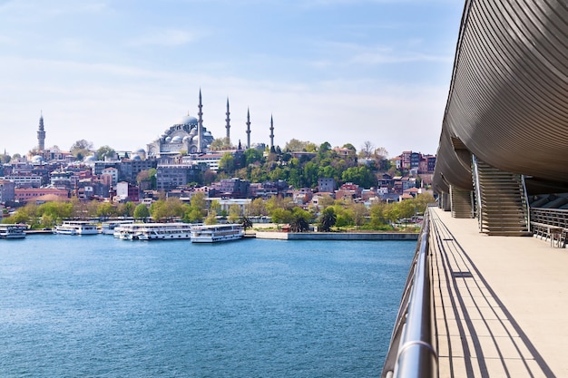 Vistas de la arquitectura de la ciudad de Estambul y paseos en barco en barcos.