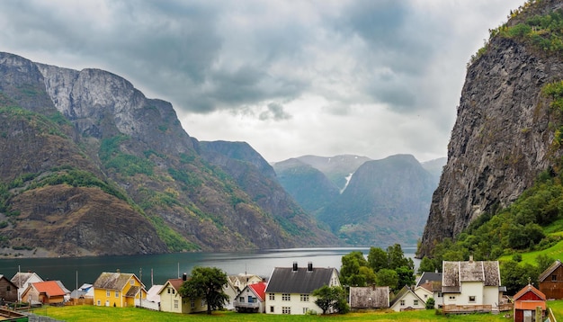 Vistas de Aurlandsfjord desde el pueblo de Undredal en Noruega