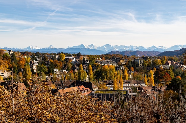 Vistas de Berna y los Alpes en otoño