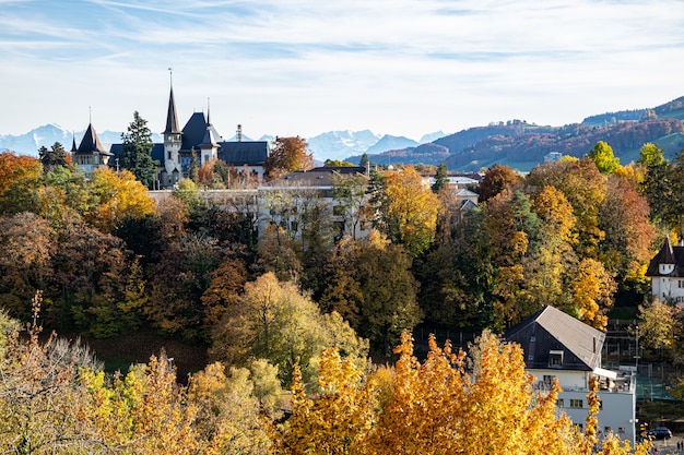 Vistas de Berna, el Museo de Historia de Berna y el río Aare en otoño