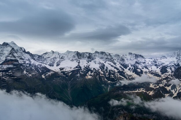 Vistas desde el Birg 2684 m en los Alpes berneses con vistas al valle de LauterbrunnenSuiza