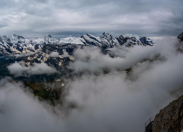 Vistas desde el Birg 2684 m en los Alpes berneses con vistas al valle de LauterbrunnenSuiza