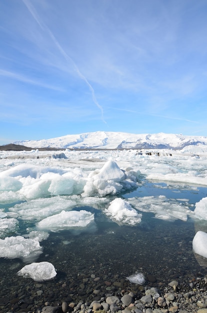 Vistas bonitas da lagoa Jokulsarlon no sul da Islândia.