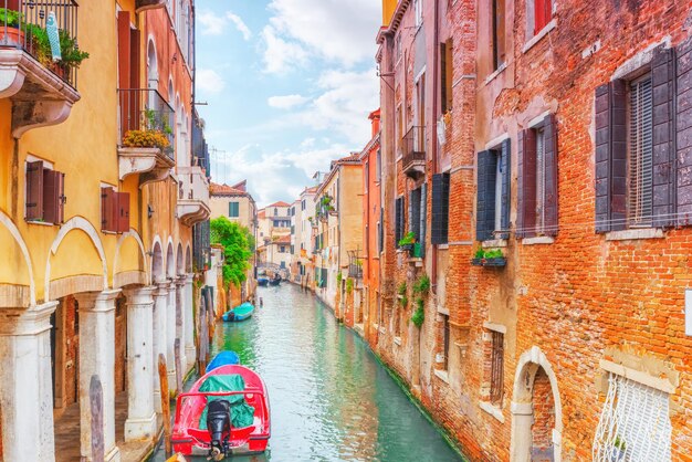 Vistas de los canales más bellos de Venecia calles estrechas casas