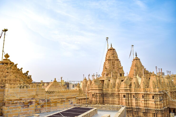 Vistas de cenotafos en el fuerte de Jaisalmer diseños en tonos amarillos del desierto