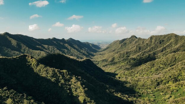 Vistas a la cima de la montaña en Oahu. Rastro del valle de Moanalua en Hawai. foto de alta calidad