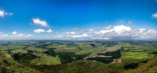 Vistas desde la cima del monte Tuahara en Taupo, esto es mirando hacia el sur (el lago está fuera de la pantalla a la derecha)