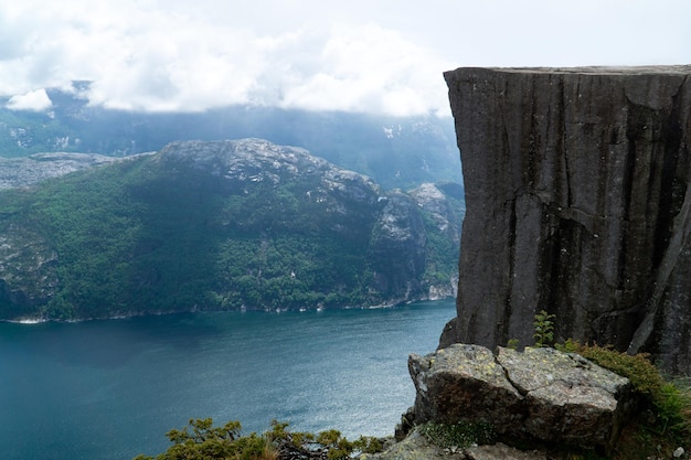 Vistas desde la cima de Preikestollen del Lysefjord en un día soleado con nubes