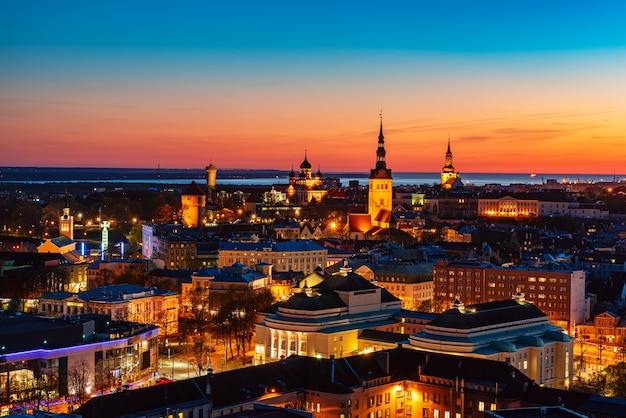 Vistas a la ciudad europea de Tallin después del atardecer, viajes de fondo al aire libre